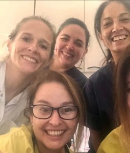 Imagen: La Licenciada Alejandra Vallejos y sus colegas kinesiólogas del Hospital Maternoinfantil de Tigre. Forman un equipo que aborda toda la complejidad de la salud materna y la de los más pequeños.